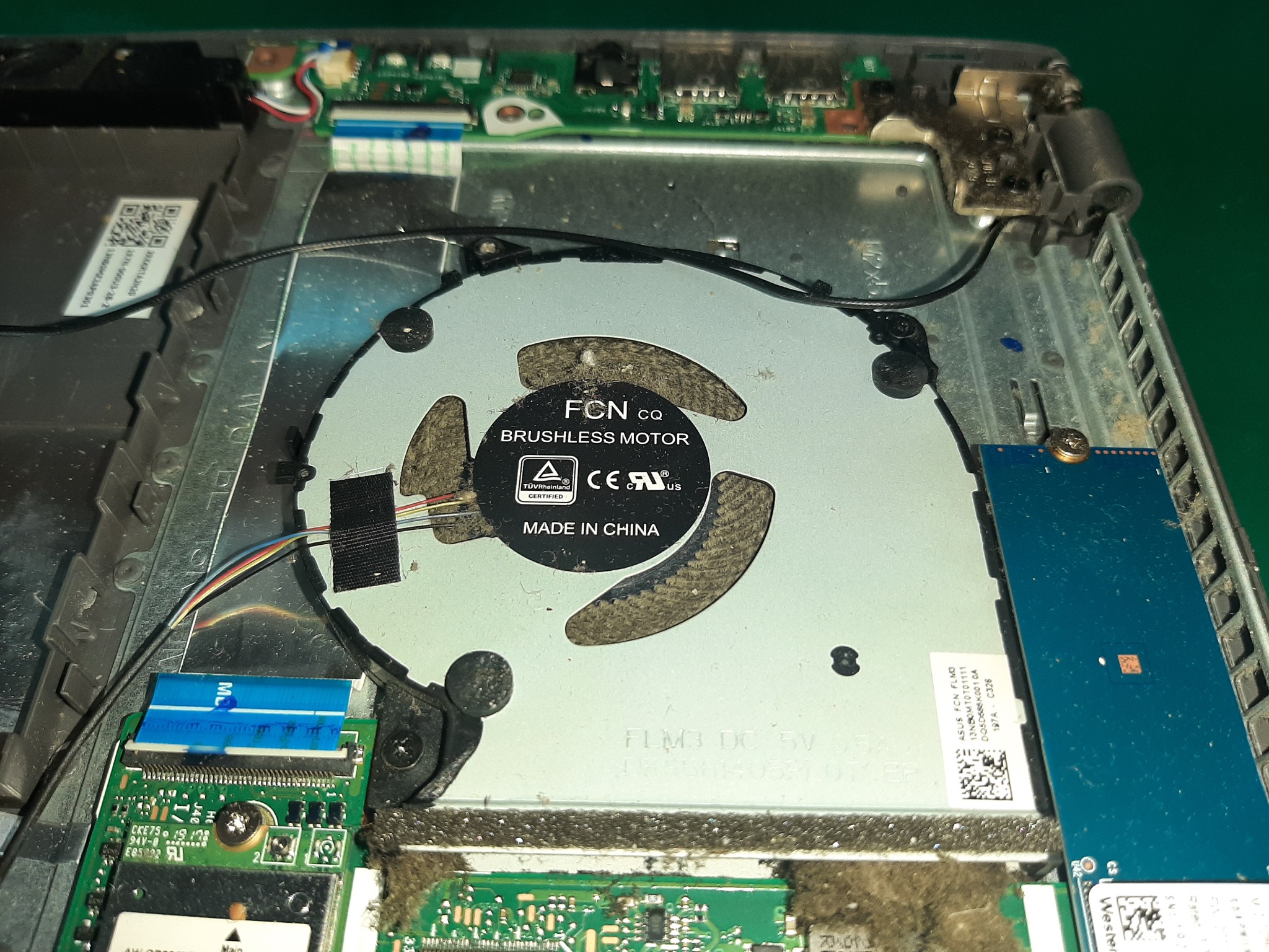 Poważnie zabrudzony wentylator wewnątrz laptopa