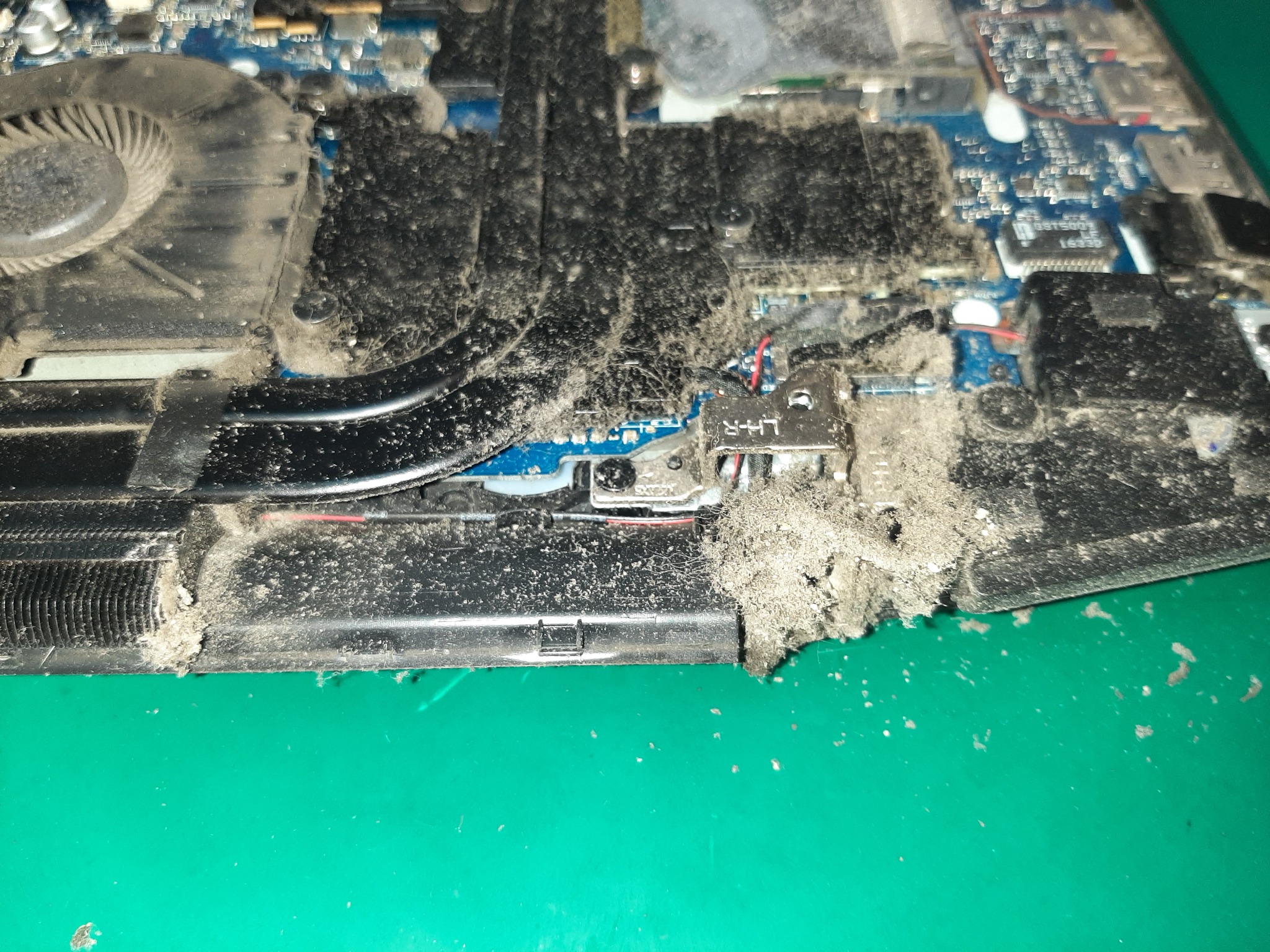 Poważnie zabrudzony środek laptopa