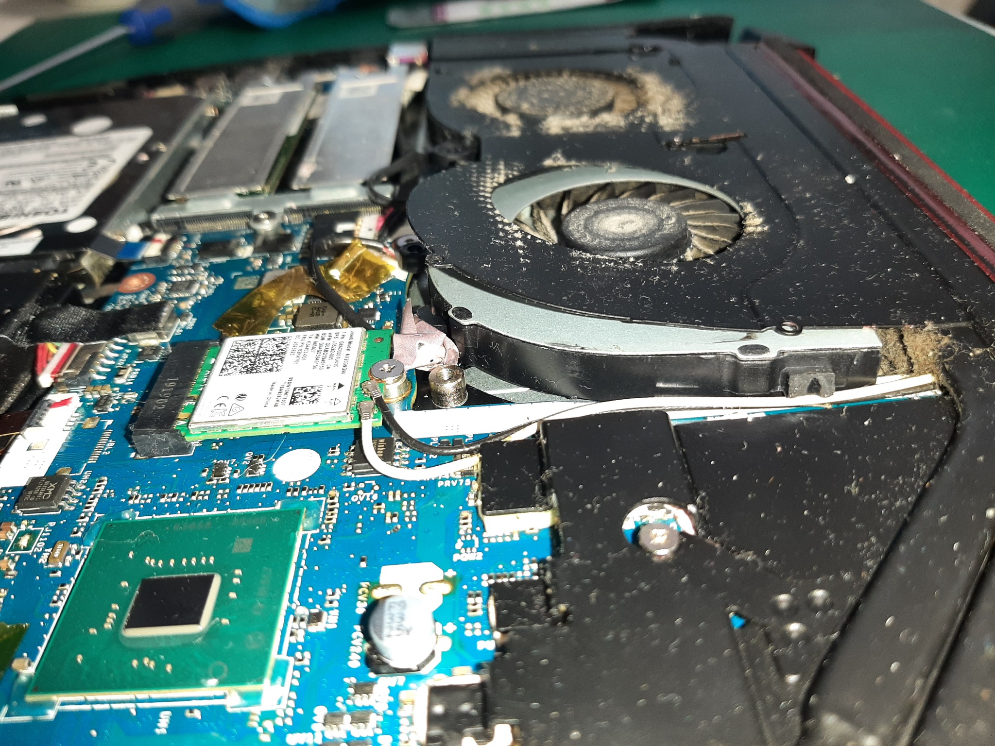 Uszkodzony układ chłodzenia w laptopie - wykrzywiona obudowa wentylatora