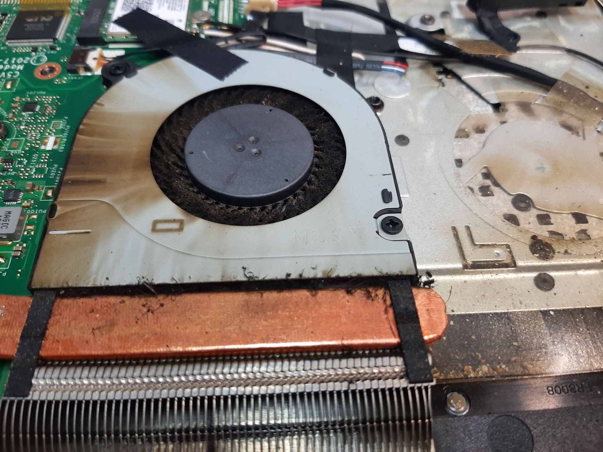 Środek laptopa, należącego do palacza papierosów