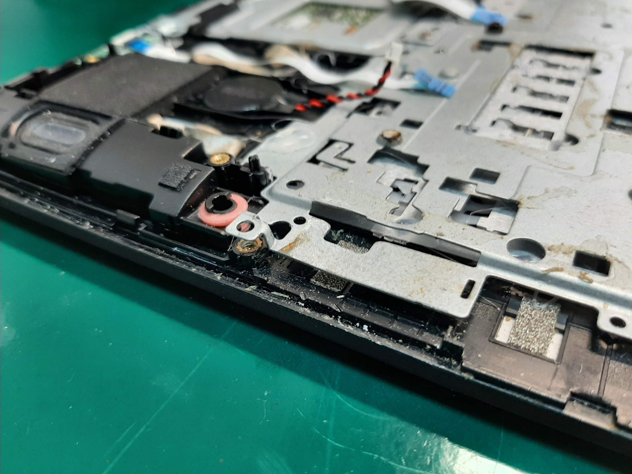 Uszkodzony palmrest w laptopie, wygięte blachy montażowe