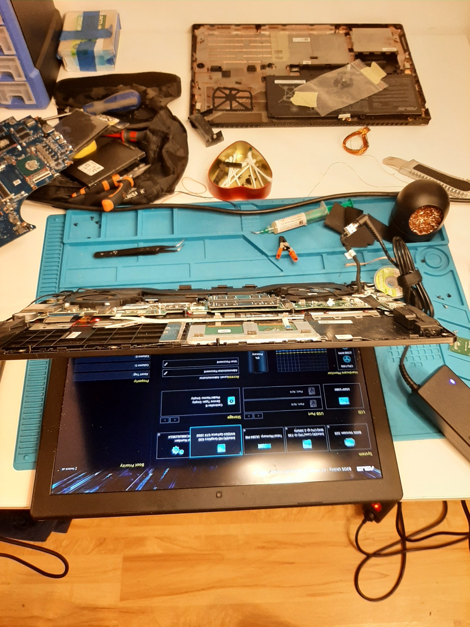 Laptop w trakcie naprawy