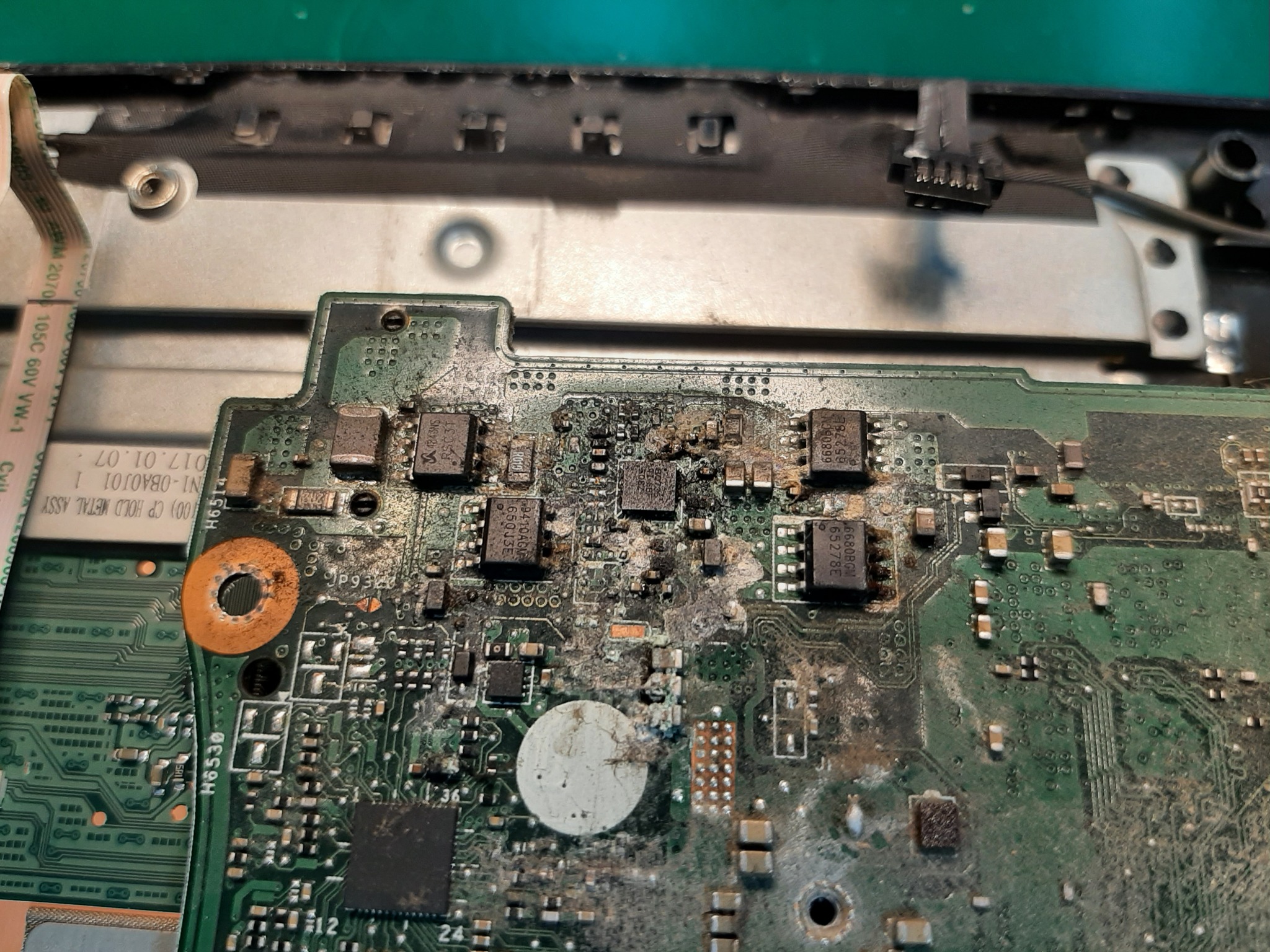 Płyta główna laptopa po poważnym zalaniu