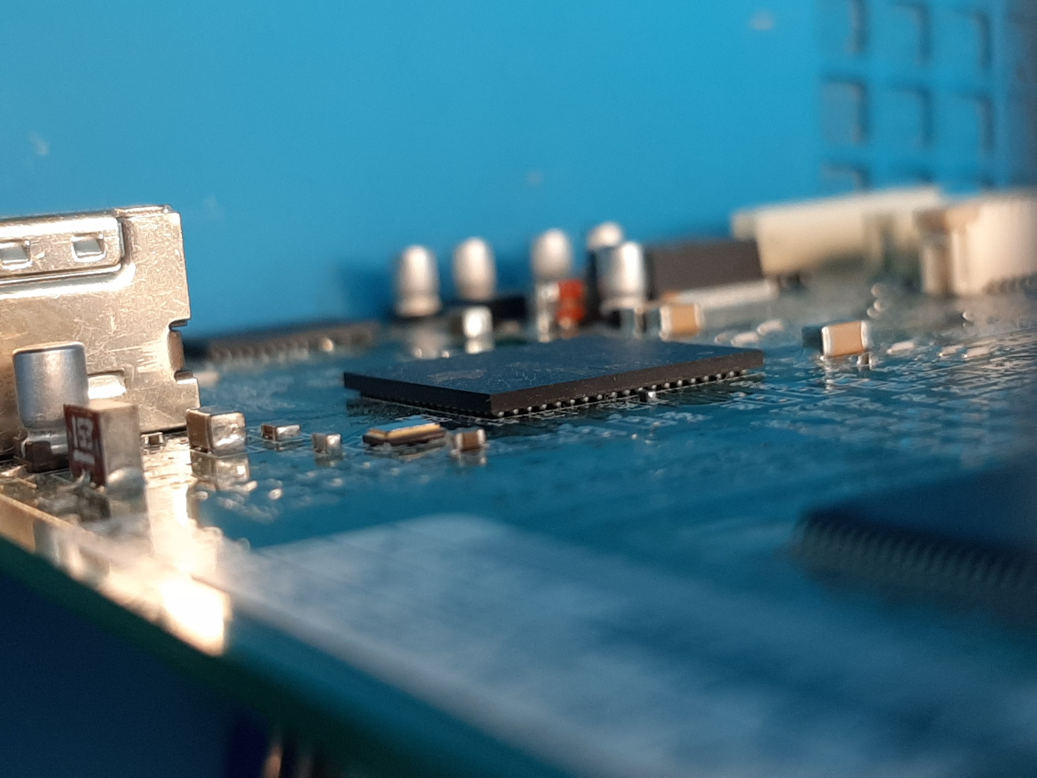 Mikroukład na płycie głównej mocowany w technologii BGA