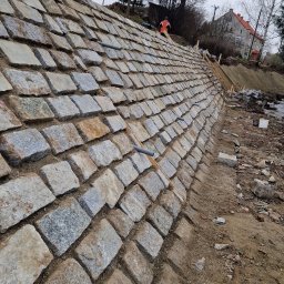Wykonanie prac murarskich ( z kamienia hydrotechnicznego), brukarskich.