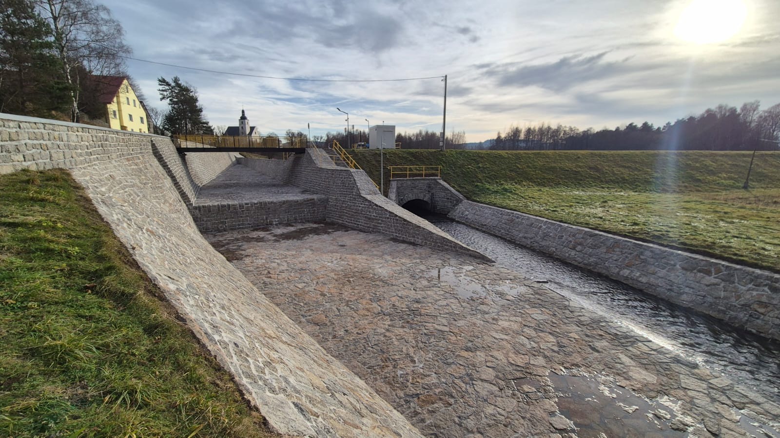 Wykonanie prac związanych z fugowaniem wraz z iniekcją ciśnieniową zbiornika przeciwpowodziowego.