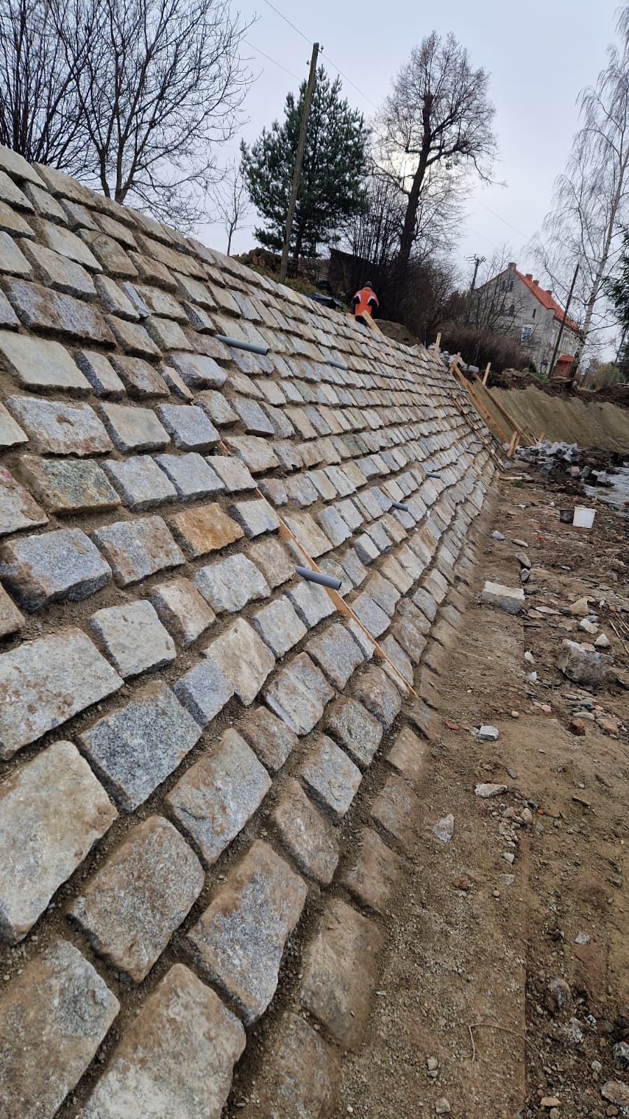 Wykonanie prac murarskich ( z kamienia hydrotechnicznego), brukarskich.