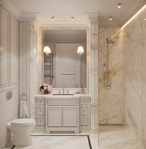 Elegancka łazienka w odcieniach bieli i beżu z marmurowymi ścianami, kabiną prysznicową typu walk-in, umywalką w zabudowie i toaletą wiszącą.