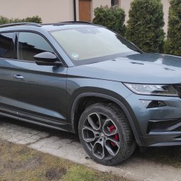 Skoda Kodiaq VRS
Przyciemnianie szyb
Tył 95% przyciemnienia
Użyta folia ceramiczna najnowszej generacji z dożywotnią gwarancją. 