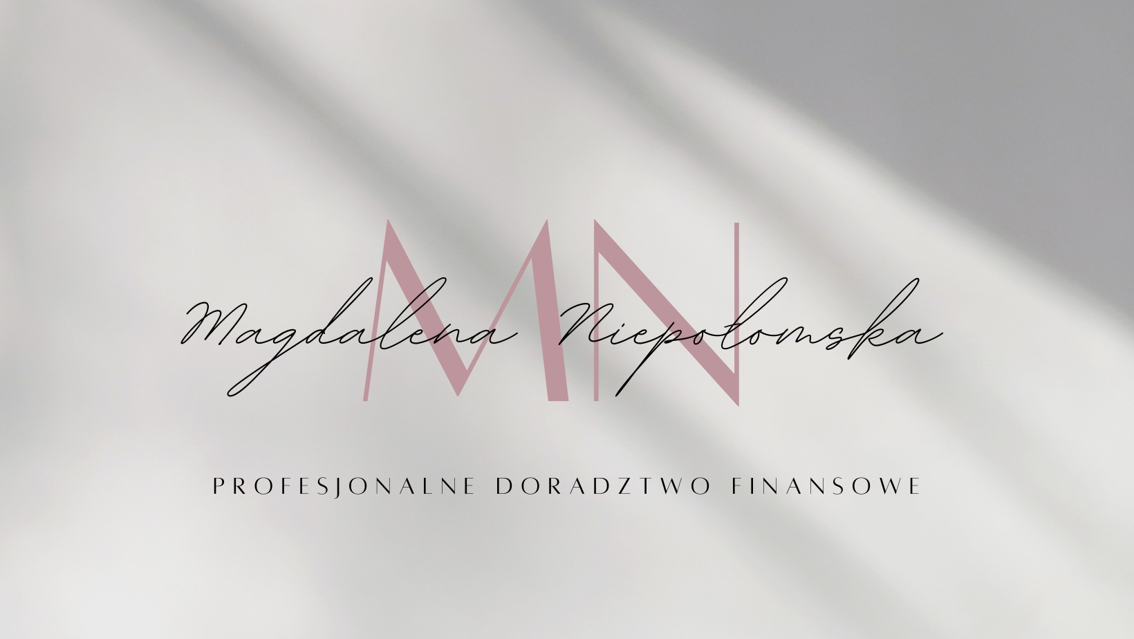 Eleganckie logo z imieniem Magdalena Niepołomska i hasłem 'Profesjonalne Doradztwo Finansowe' na jasnoszarym tle z subtelnymi cieniami.