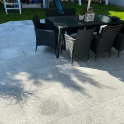 Schody granitowe klasyczne wraz z podestami. Montaż na kleju. Skucie starych schodów i wykonanie hydroizolacji.