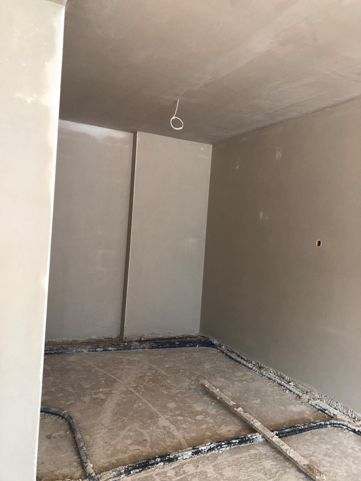 Świerze tynki gipsowe