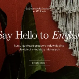 Logo szkoły językowej 'Skula' z hasłem 'Say Hello to English', oferującej kursy dla dzieci, młodzieży i dorosłych, na tle ciemnoczerwonej ściany z rośliną i makramą.