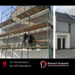 Dwaj pracownicy na rusztowaniu nakładają tynk na elewację domu jednorodzinnego, widoczny fragment ocieplenia i ukończona część elewacji w jasnych barwach.