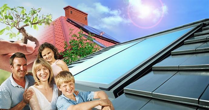 Kolektor słoneczny wbudowany w dachówkę, z rodziną i drzewkiem bonsai w tle, tworzący kompozytowe ujęcie.