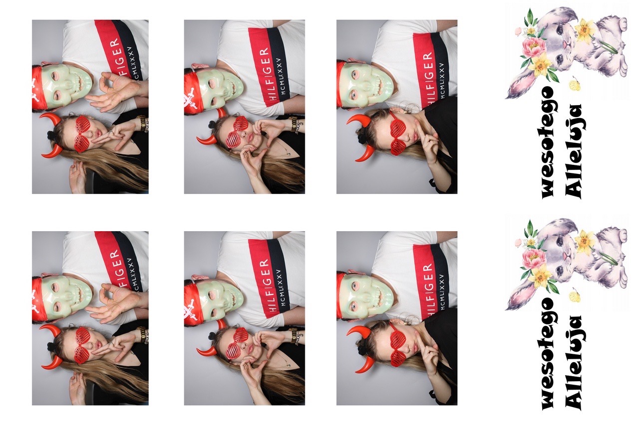 Pasek zdjęć z fotobudki: para w przebraniach, kobieta w okularach w kształcie serc i opasce z rogami diabła, mężczyzna w zielonej masce, obok grafika z królikiem wielkanocnym i napisem 'Wesołego...