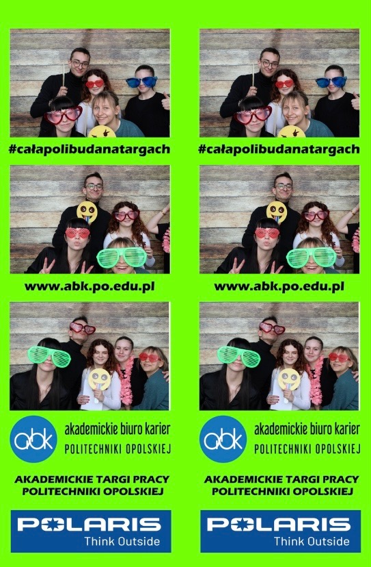 Cztery ujęcia grupki osób w okularach-gadżetach, zrobione w fotobudce na tle drewnianej ściany, z hasztagiem #całapolibudanatargach, adresem www.abk.po.edu.pl oraz logo Akademickiego Biura Karier...