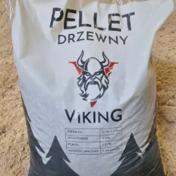 Worek z pelletem drzewnym marki Viking, z widocznymi specyfikacjami technicznymi, stojący na podłożu z trocin