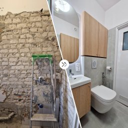 DP REM-BUD DANIEL PŁACHECKI - Porównanie stanu łazienki przed i po: zdemontowane stare płytki, odsłonięta cegła, brudna drabina malarska kontra nowoczesna aranżacja z drewnianymi szafkami, owalnym lustrem i szarą glazurą.