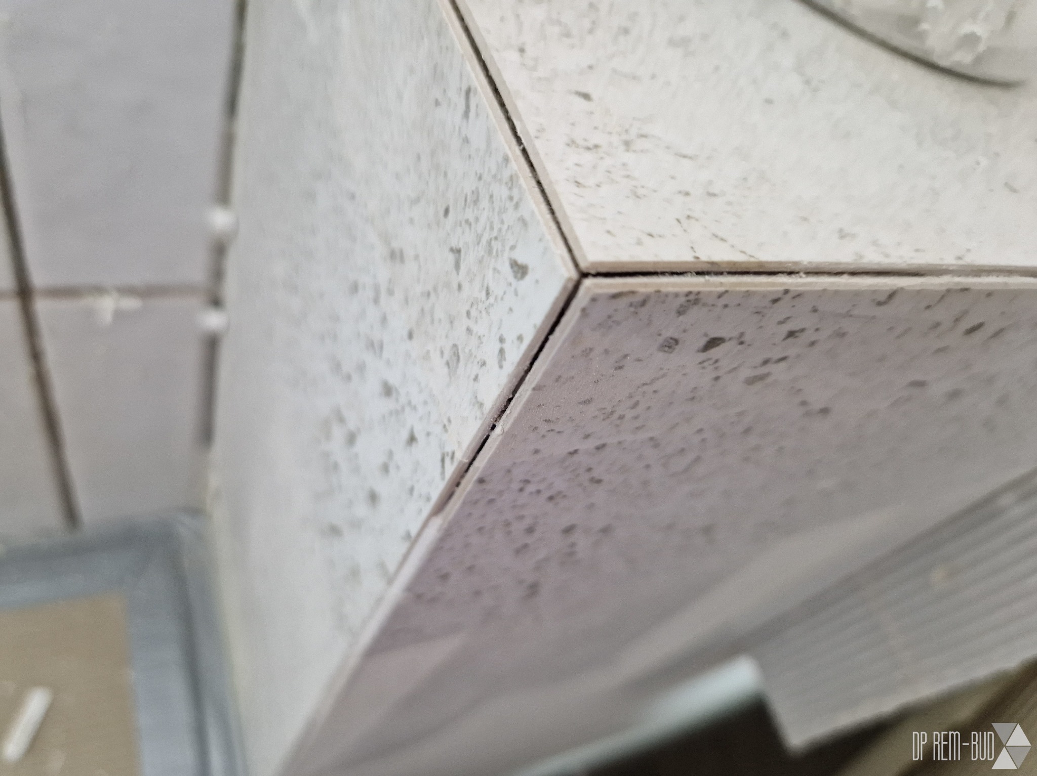 Detal - łączenie płytek w narożniku