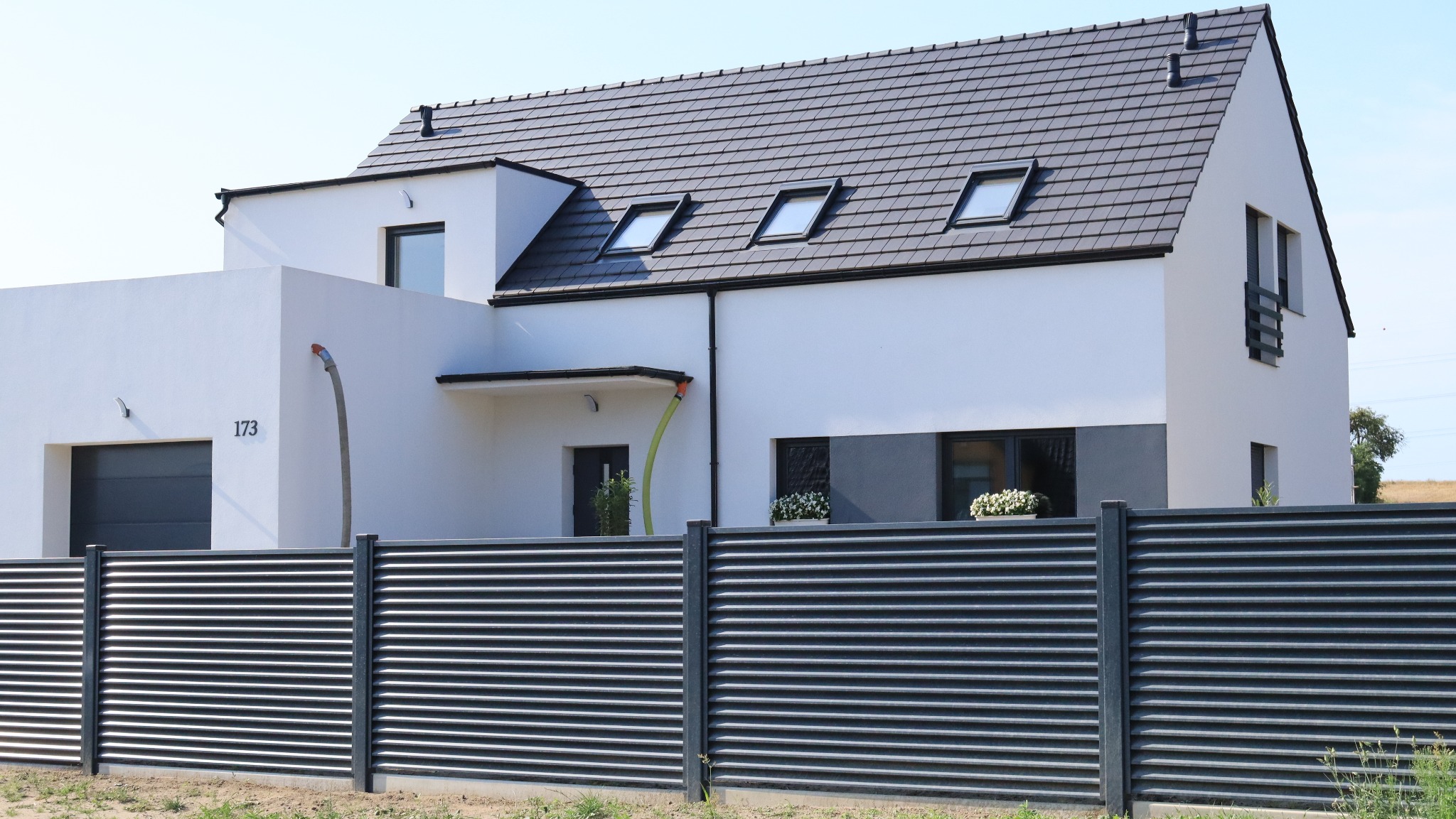 Ogromny dom z garażem.