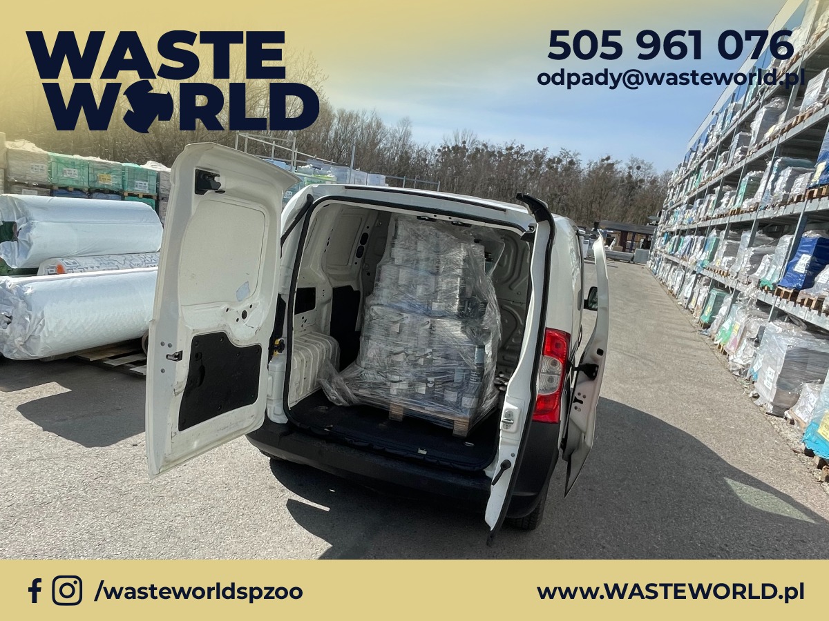 Otwarty bagażnik białego samochodu dostawczego załadowany szczelnie zapakowanymi odpadami, w tle magazyn z materiałami budowlanymi i logo firmy Waste World