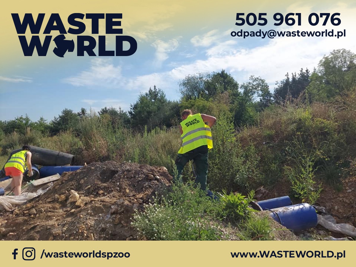 Pracownicy w kamizelkach odblaskowych w Bytomiu podczas sprzątania terenu z gruzu i odpadów budowlanych, widoczne niebieskie beczki i fragmenty rur.