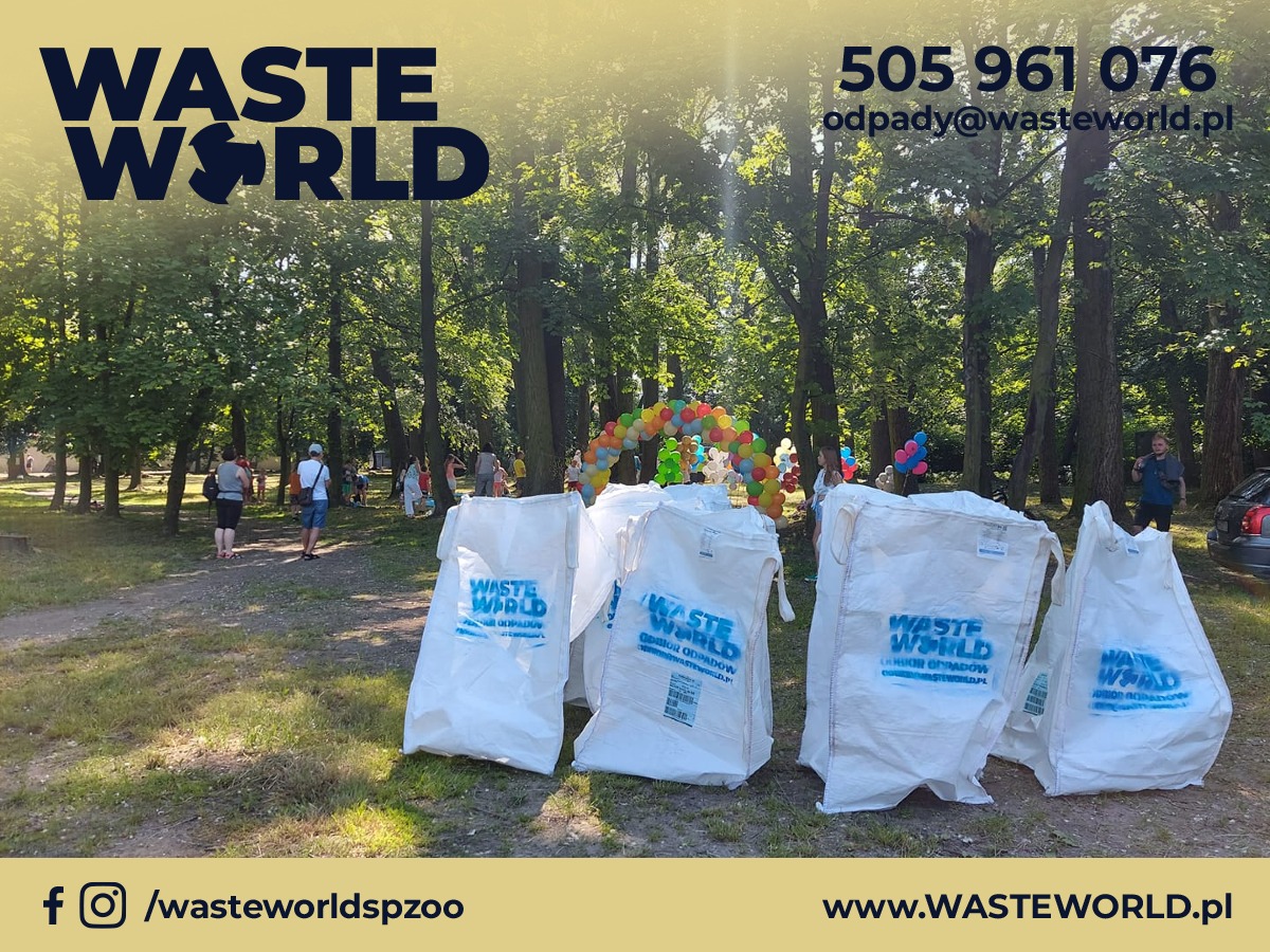 Białe worki Big-Bag z logo firmy Waste World na trawie w parku, w tle widoczni ludzie i dekoracje z balonów.