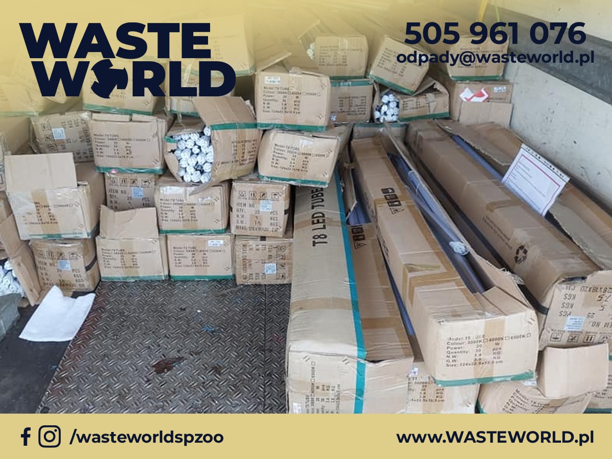 Załadunek kartonów z żarówkami LED i sprzętem elektronicznym do transportu, widoczne logo firmy Waste World, kontakt telefoniczny i adres strony internetowej.