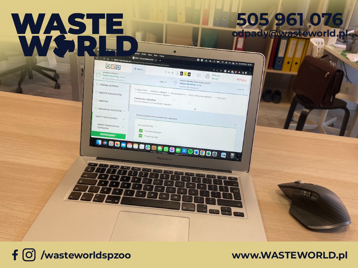 Laptop MacBook Air wyświetlający interfejs systemu BDO Waste World Sp. z o.o., obok leży bezprzewodowa mysz Logitech MX Master 3, w tle biuro z półkami na dokumenty i torbą.