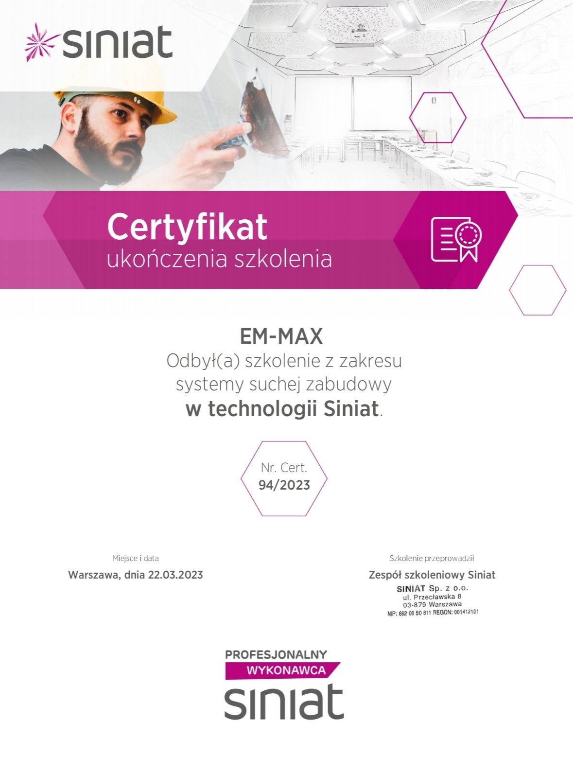 Certyfikat ukończenia szkolenia w technologii Siniat, z wizerunkiem pracownika w kasku trzymającego szpachelkę na tle szkicu pomieszczenia.