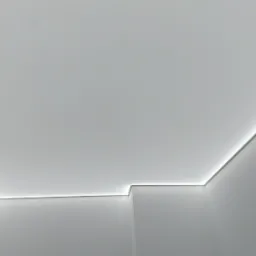 Biały, matowy sufit z delikatnym oświetleniem LED wzdłuż krawędzi, widoczne niedokończone obramowanie drzwi po prawej stronie.