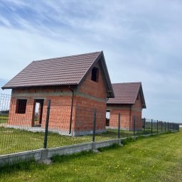 Pokrycie dachowe w dwóch nowo powstających domkach letniskowych nad morzem w miejscowości Śmiechów 