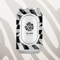 Render puszki napoju z czarno-białym wzorem szachownicy i kroplami wody, na tle w beżowe pasy.