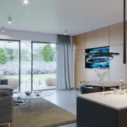 Nowoczesne wnętrze salonu z aneksem kuchennym, szara sofa z poduszkami, okrągły stolik kawowy, drewniana zabudowa ściany z telewizorem i okrągłą lampą, jasna podłoga, duże okno z widokiem na ogród.