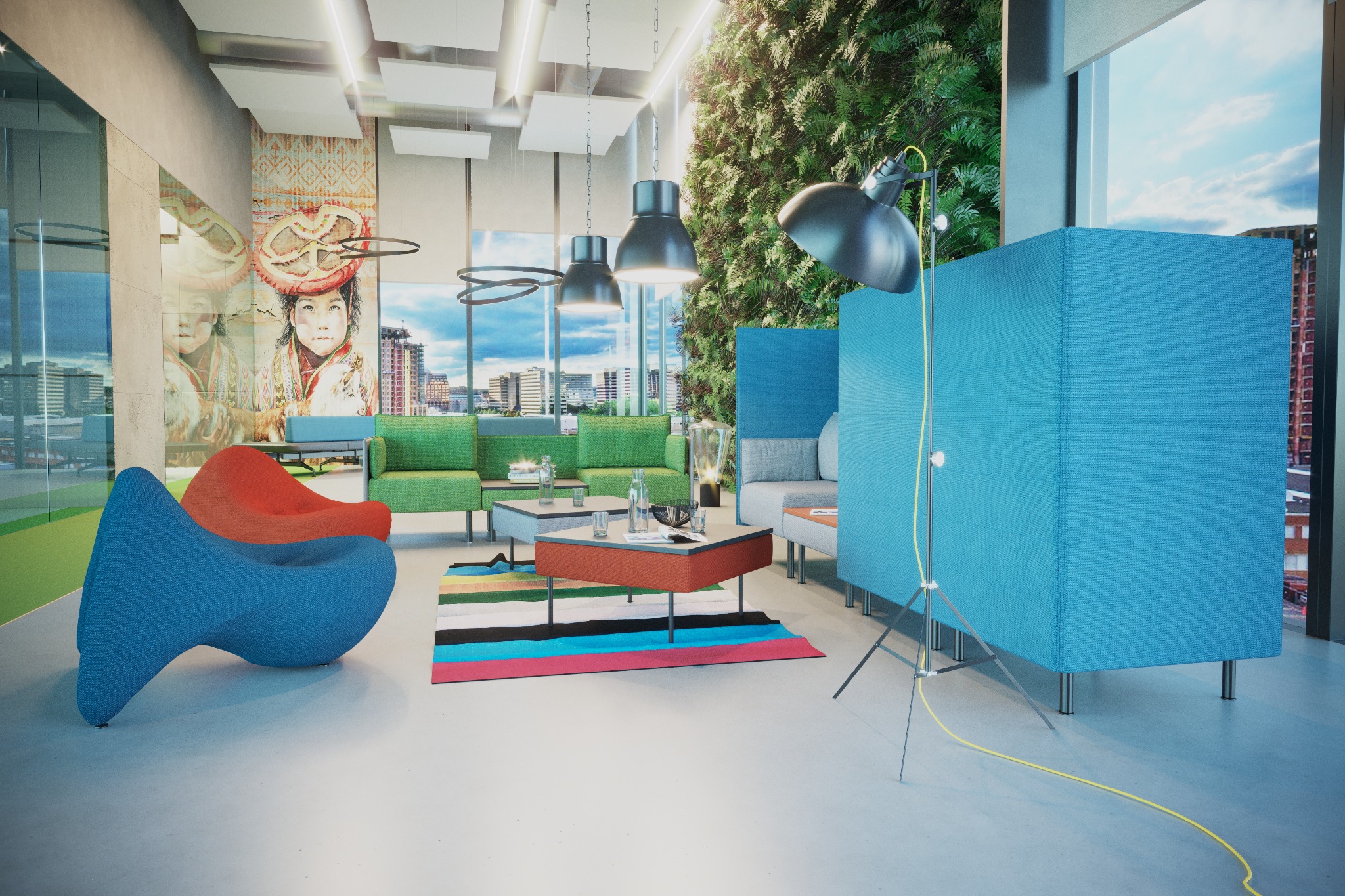 Nowoczesne biuro z zieloną ścianą, kolorowymi sofami i stolikami kawowymi, oświetlone lampami wiszącymi i podłogową, z widokiem na miasto za oknem.