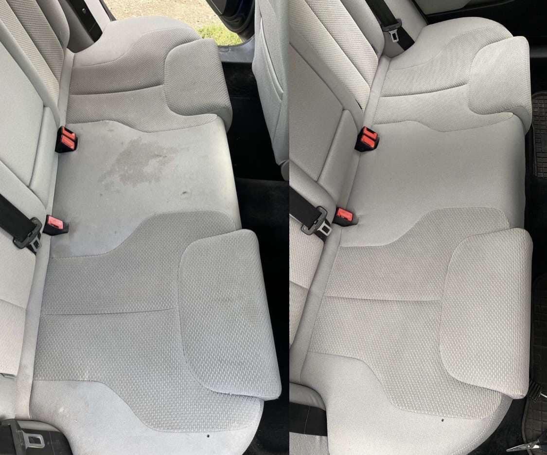Porównanie: tylna kanapa samochodu przed i po praniu tapicerki. Widoczne plamy na lewej części zdjęcia, znikające po czyszczeniu na prawej części.