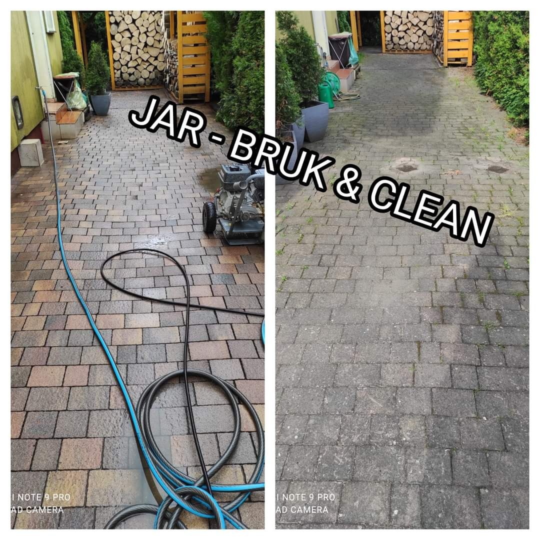 Porównanie kostki brukowej przed i po czyszczeniu: po lewej stronie mokra kostka, w trakcie czyszczenia z użyciem węża ciśnieniowego i maszyny czyszczącej, po prawej stronie sucha, czysta kostka...