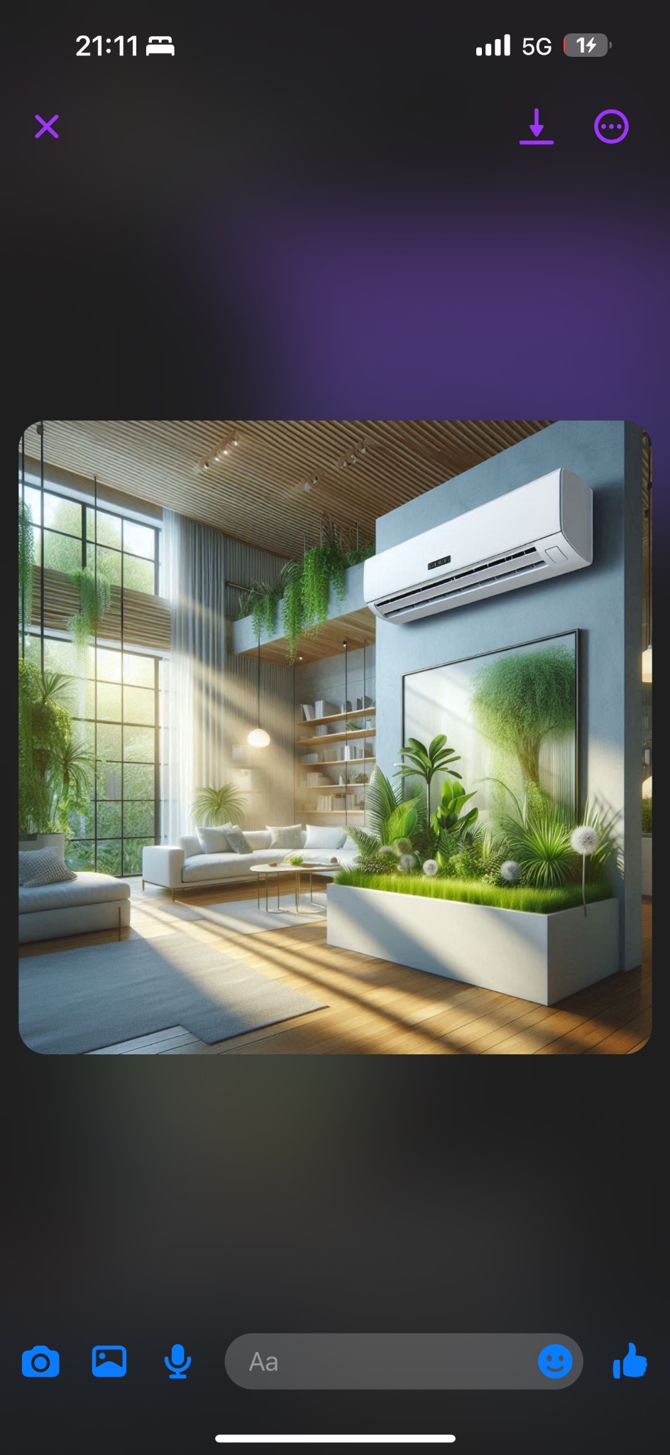 Nowoczesny salon z klimatyzatorem ściennym, dużym oknem z zielenią i wewnętrznym ogrodem w białej donicy, oświetlony promieniami słońca.