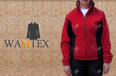 Czerwona bluza polarowa z czarnymi wstawkami, zapinana na zamek, prezentowana na osobie z widocznym logo firmy odzieżowej nałożonym na tło.