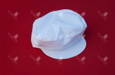 Biała czapka robocza z daszkiem na czerwonym tle, widoczne logo producenta.