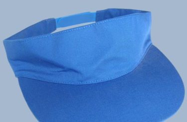 Niebieski daszek przeciwsłoneczny z regulowanym paskiem, widoczny z bliska na jednolitym, błękitnym tle.