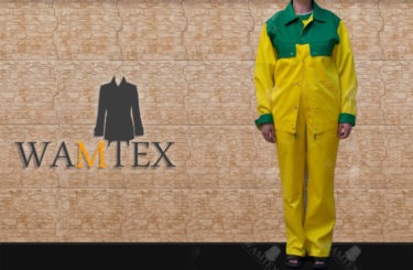 Osoba w żółto-zielonym kombinezonie roboczym na tle ściany z płytek, widoczne logo firmy WAMTEX.