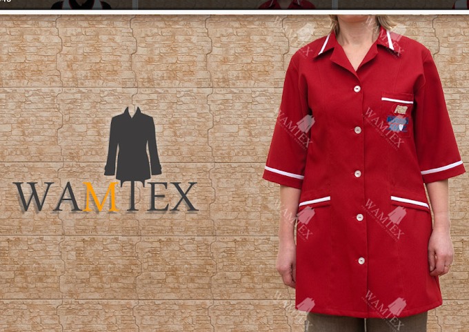 Czerwony fartuch medyczny z białymi lamówkami i naszywką z motywem dziecięcym, prezentowany na tle imitującym kamienną ścianę z logo firmy.