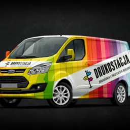 Ford Transit oklejony w pionowe pasy tęczy z logo firmy drukarskiej na białym tle, widok z boku na ciemnym tle.