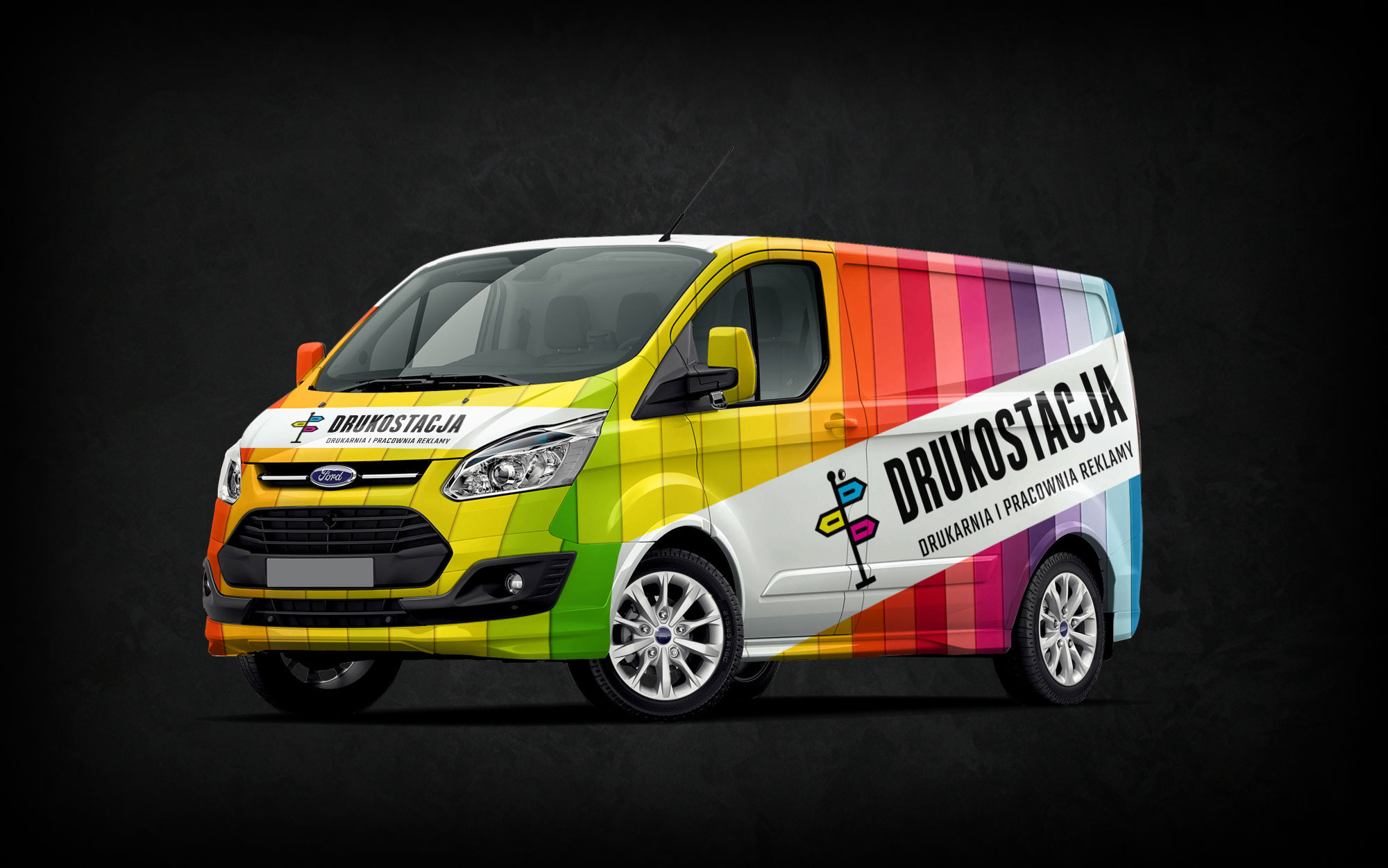 Ford Transit oklejony w pionowe pasy tęczy z logo firmy drukarskiej na białym tle, widok z boku na ciemnym tle.