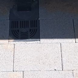 Układanie kostki brukowej Marki 1