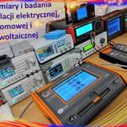 Zestaw różnorodnych urządzeń pomiarowych i diagnostycznych, w tym analizator widma, oscyloskop, mierniki mocy, zasilacze laboratoryjne i tester instalacji elektrycznych Sonel, ułożonych na stole.