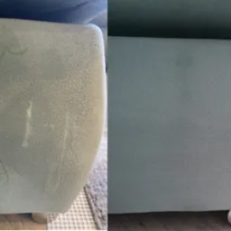 Porównanie fragmentu turkusowej sofy przed i po czyszczeniu: po lewej widoczne zielone ślady flamastra, po prawej czysta powierzchnia.