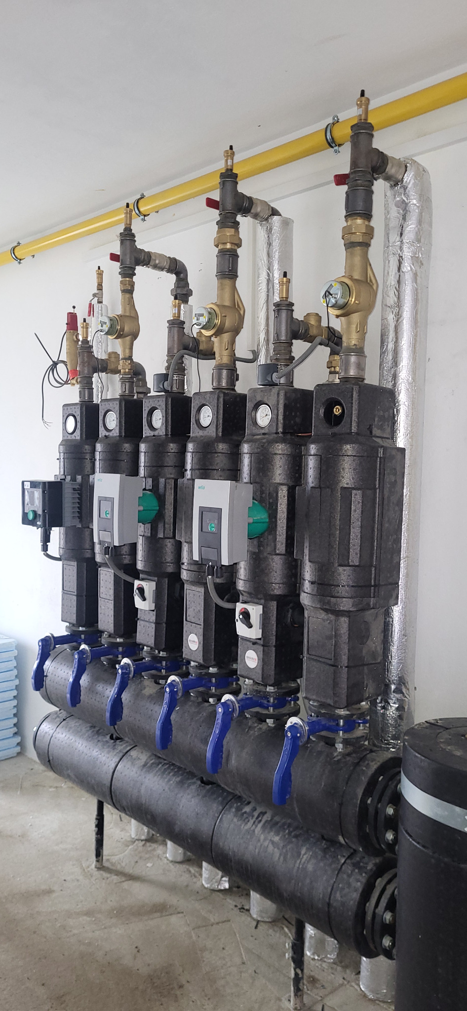 Rozdzielacze, grupy pompowe.